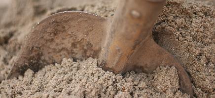 Schop in een hoop zand